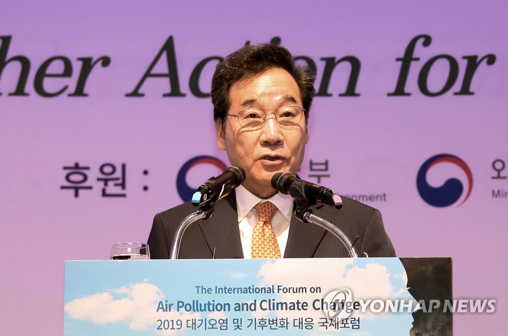 Prime Minister Lee Nak-yon delivers a speech for an international forum on air pollution and climate change on Nov. 4, 2019, in Seoul. (Yonhap)