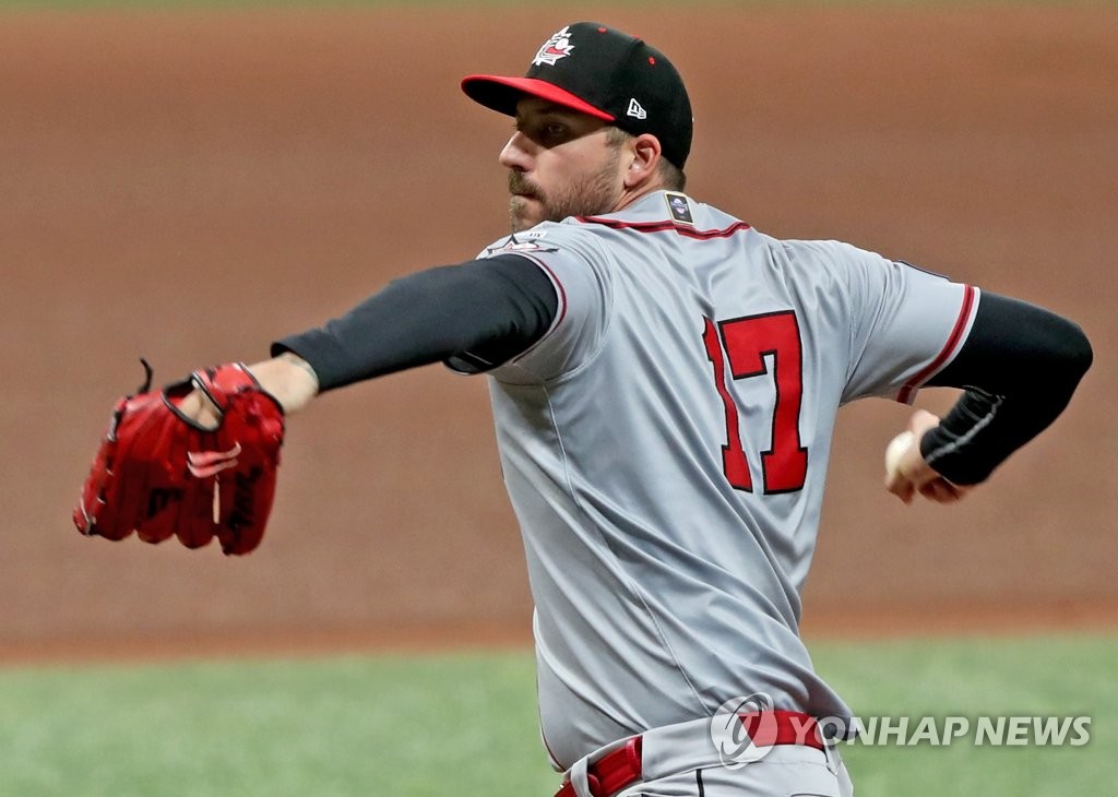 Phillippe Aumont of Canada throws a pitch against Cuba in the bottom of the fourth inning of the teams' Group C game at the Premier12 at Gocheok Sky Dome in Seoul on Nov. 6, 2019. (Yonhap)