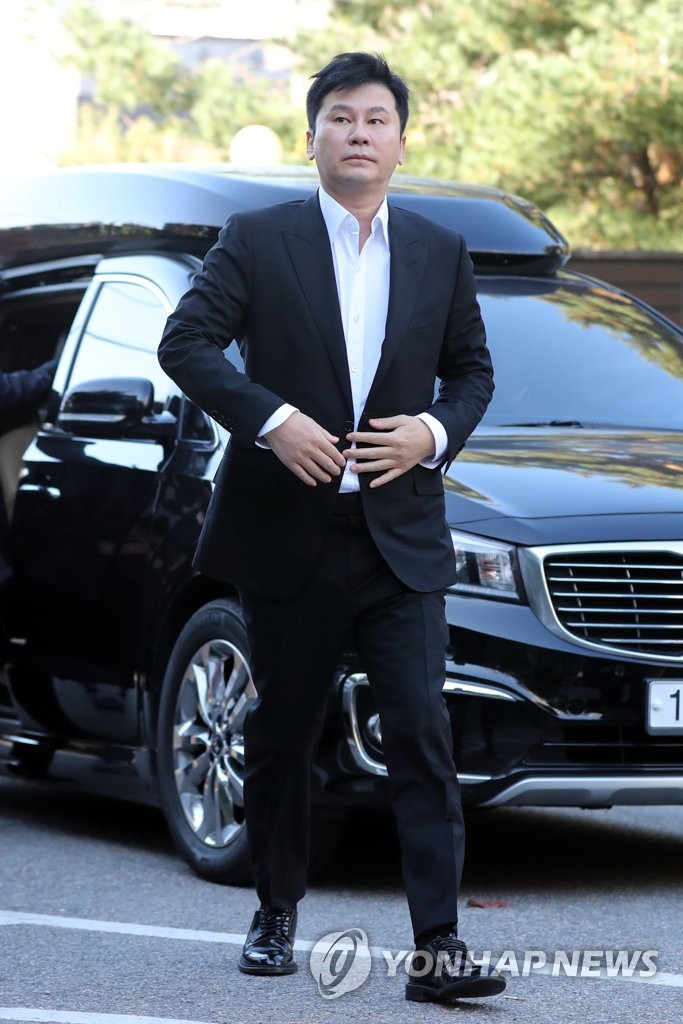 Yang Hyun-suk, ancien patron de YG Entertainment, comparaît à l'Agence provinciale de la police de Gyeonggi Nambu, située à Suwon, à 45 km au sud de Séoul, pour un interrogatoire, le samedi 9 novembre 2019.