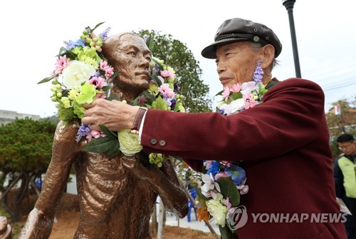 韓国・木浦に設置された「労働者像」