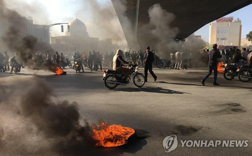 이란에서 항의시위 벌이는 시민들[AFP=연합뉴스 자료사진]