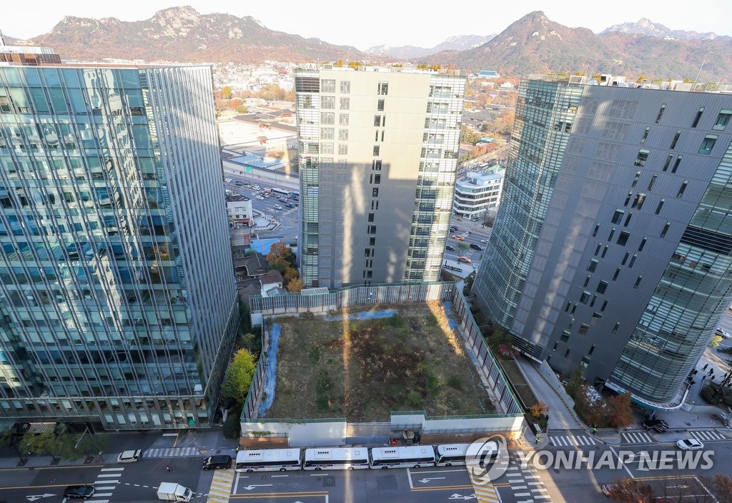 한일 군사정보보호협정(GSOMIA·지소미아) 종료(23일 0시)가 임박한 22일 오전 서울 종로구 일본대사관터에 잡초가 무성하게 자라있다. 