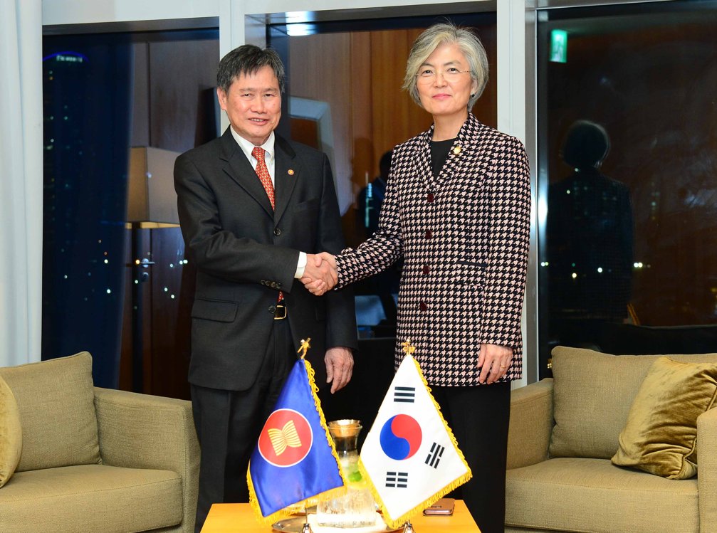 (LEAD) FM discusses coronavirus cooperation with ASEAN chief
