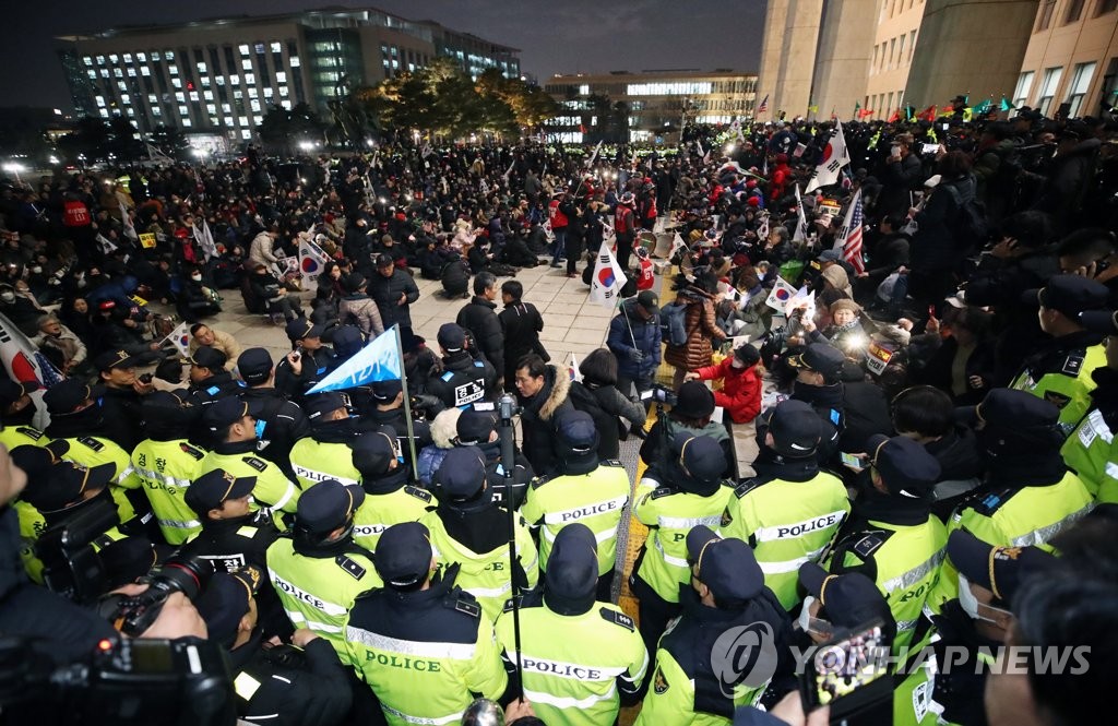 8시간째 이어지는 보수단체 국회 내 집회