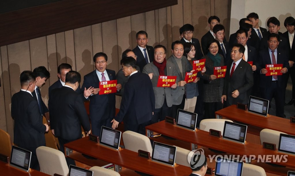 문희상 의장 입장 막아서는 한국당