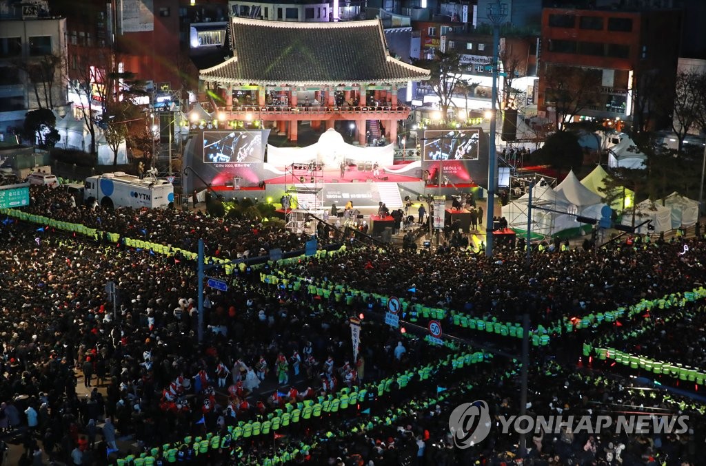새해맞이 인파로 가득한 보신각 2019년 마지막 날인 31일 밤 서울 종로구 보신각 앞을 가득 메운 시민들이 제야의 종 타종 행사를 기다리고 있다.