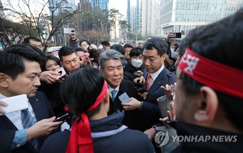 윤종원 신임 기업은행장, 노조 저지에 첫 출근 무산