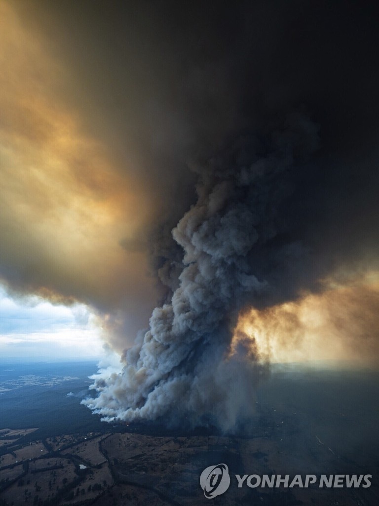 호주 깁스랜드 산불이 만든 거대한 연기 기둥