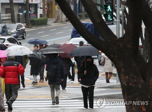 내일 전국 흐리고 많은 눈·비…비교적 포근한 낮