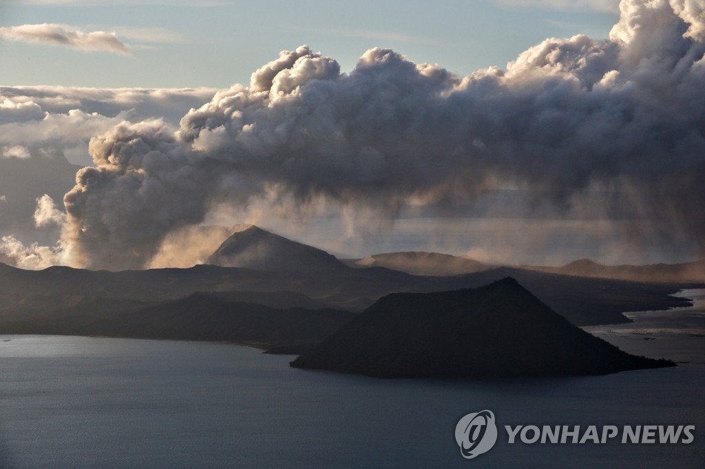 화산재 분출 지속하는 필리핀 탈 화산