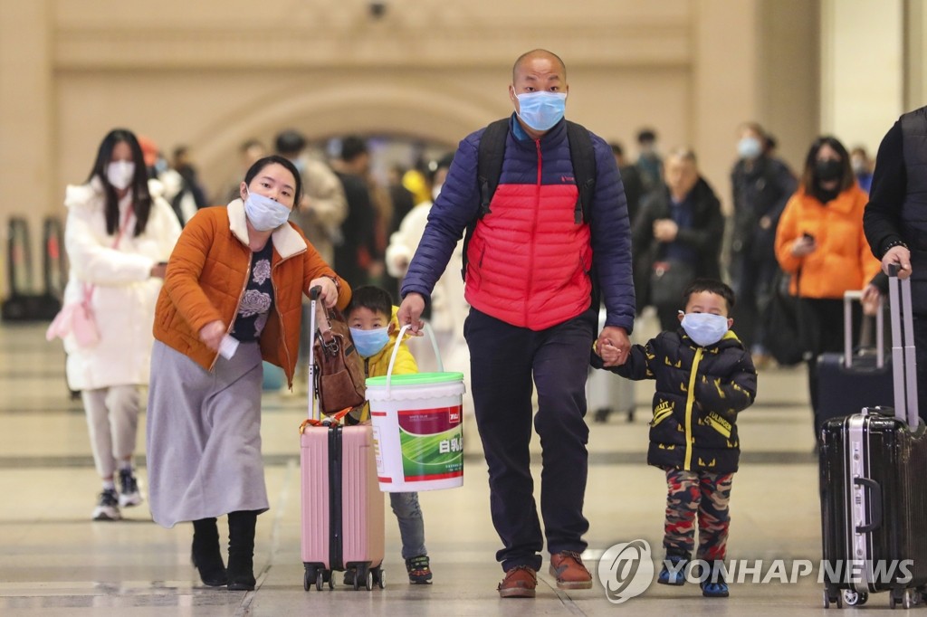 중국 우한 기차역의 마스크 쓴 여행객들