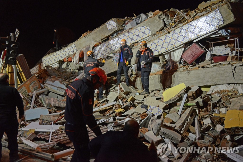 터키 동부 규모 6.8 지진 구조작업