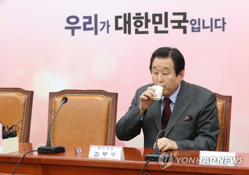 물 마시는 한국당 김무성 의원
