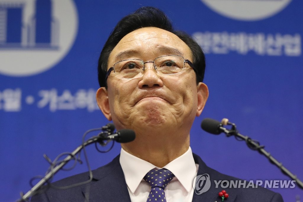 Ulsan Mayor Song Cheol-ho speaks at a press conference on Jan. 30, 2020, at the city hall in Ulsan, some 414 kilometers southeast of Seoul after he was indicted on charges of violating an election law in an election-meddling scandal. (Yonhap)