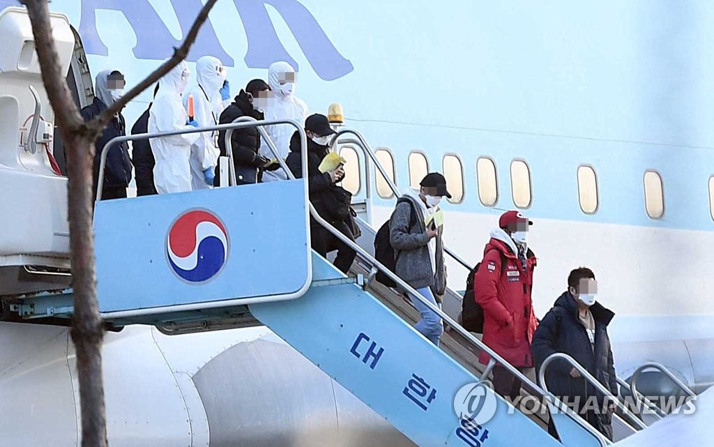 South Korean nationals evacuated from China's Wuhan disembark from a chartered flight at Gimpo International Airport on Jan. 31, 2020. (Yonhap) 
