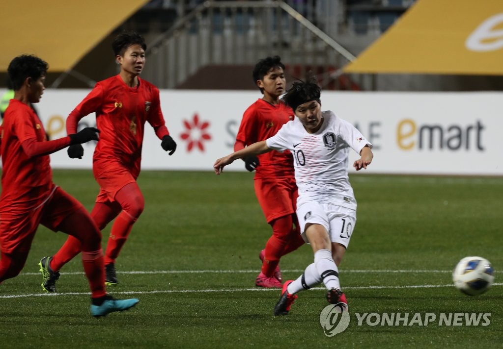 Ji So-yun of South Korea (R) scores her second goal against Myanmar during the teams' Group A match in the third round of the Asian qualifying for the 2020 Tokyo Olympics on Feb. 3, 2020, at Jeju World Cup Stadium in Seogwipo, Jeju Island. (Yonhap)