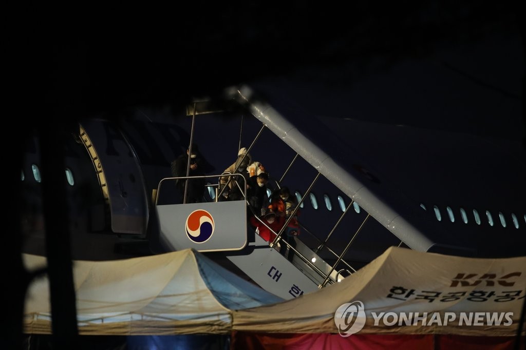 (4th LD) S. Korea's 3rd evacuation plane arrives from virus-hit Wuhan with some 140 people aboard, 4 showing symptoms