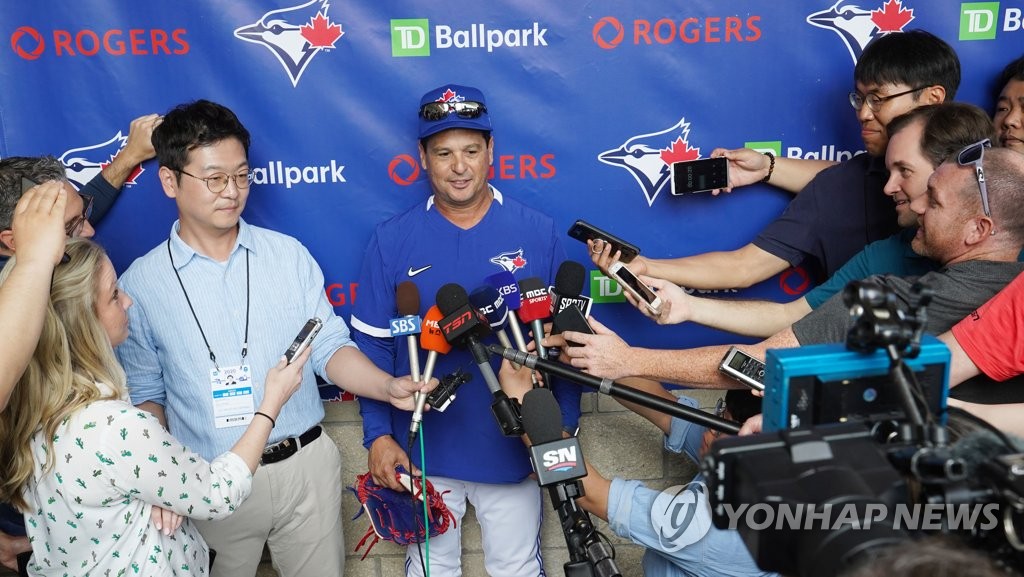 Charlie Montoyo (C), manager of the Toronto Blue Jays, speaks to reporters at TD Ballpark, the site of the club's spring training, in Dunedin, Florida, on Feb. 13, 2020. (Yonhap)