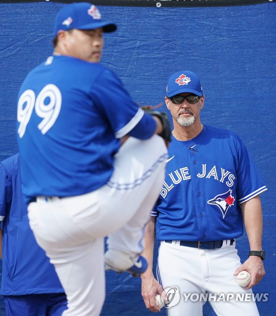 Toronto Blue Jays' pitching coach Pete Walker (R) watches his pitcher Ryu Hyun-jin during Ryu's bullpen session at a facility near TD Ballpark in Dunedin, Florida, on Feb. 13, 2020. (Yonhap)