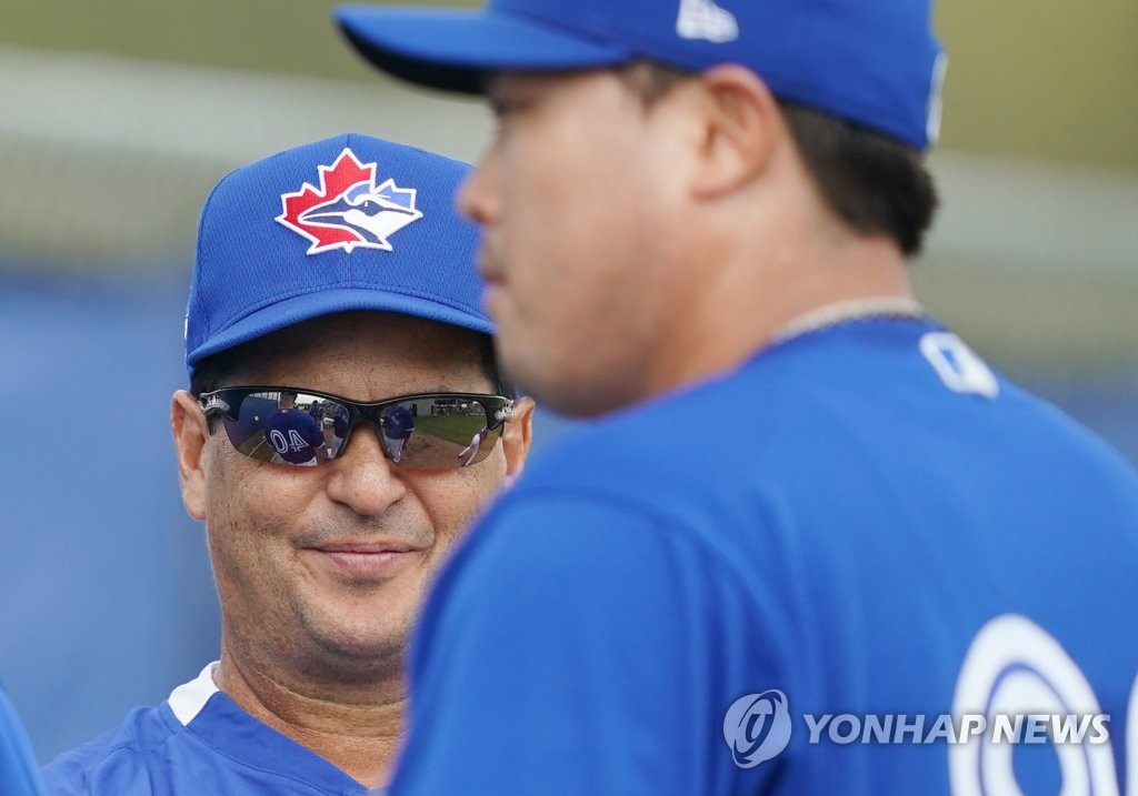 The Toronto Blue Jays' manager Charlie Montoyo (L) watches his pitcher Ryu Hyun-jin during Ryu's bullpen session at Player Development Complex outside TD Ballpark in Dunedin, Florida, on Feb. 13, 2020. (Yonhap)