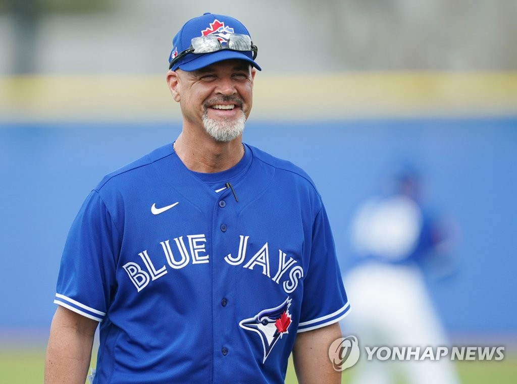This file photo from Feb. 13, 2020, shows Toronto Blue Jays pitching coach Pete Walker during practice at Player Development Complex, outside TD Ballpark, in Dunedin, Florida. (Yonhap)