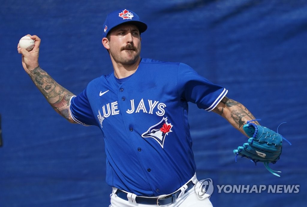 Phillippe Aumont of the Toronto Blue Jays pitches in the bullpen at Player Development Complex, a spring training facility for the club, in Dunedin, Florida, on Feb. 13, 2020. (Yonhap)