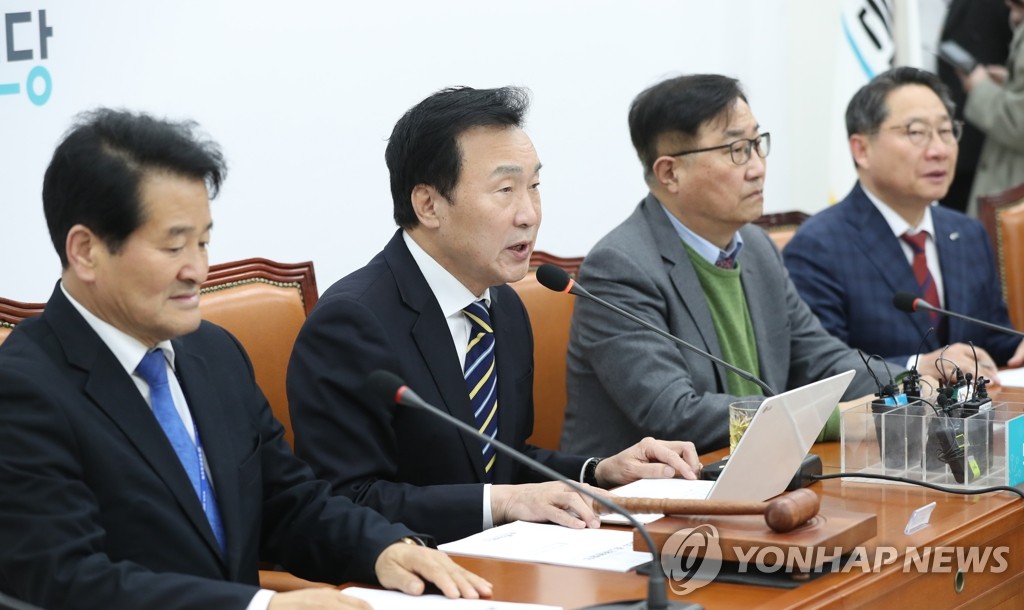 Sohn Hak-kyu (2nd from L), chief of the minor opposition Bareunmirae Party, speaks at a meeting of the party's leadership council at the National Assembly in Seoul on Feb. 17, 2020. (Yonhap)