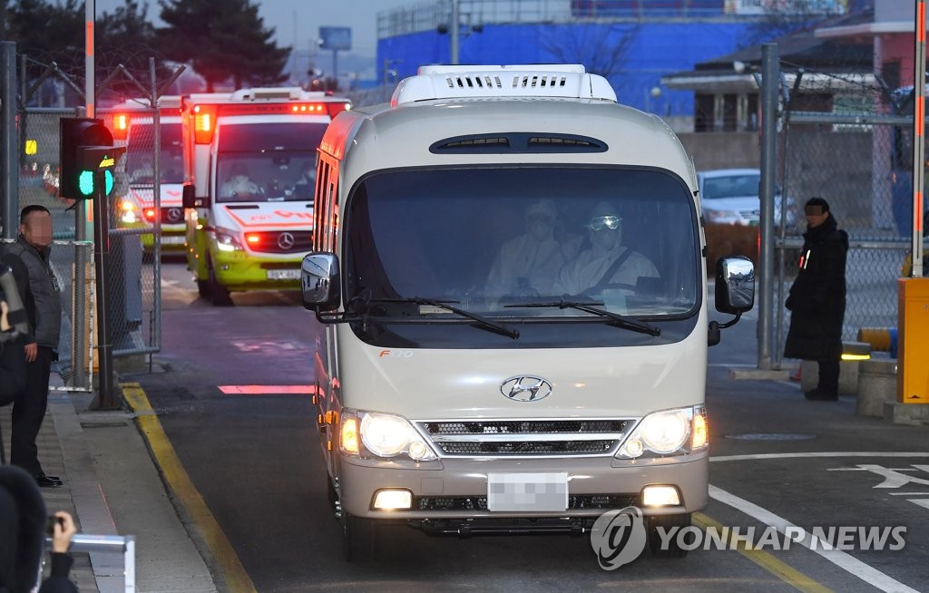 A bus carrying the seven evacuees from the quarantined cruise ship in Yokohama leaves Gimpo International Airport to transport them to an isolation facility at Incheon International Airport, west of Seoul, on Feb. 19, 2020. (Yonhap)