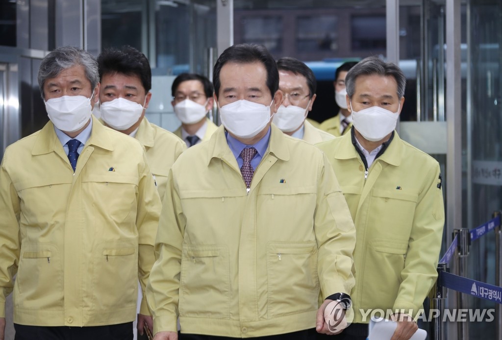资料图片：2月19日下午，韩国国务总理丁世均（居中）步入大邱市政府。 韩联社