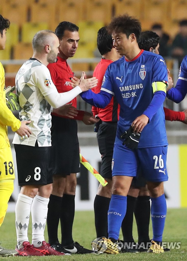 In this file photo from Feb. 19, 2020, Yeom Ki-hun of Suwon Samsung Bluewings (R) shakes hands with Andres Iniesta of Vissel Kobe following their Asian Football Confederation (AFC) Champions League Group G match at Suwon World Cup Stadium in Suwon, 45 kilometers south of Seoul. (Yonhap)