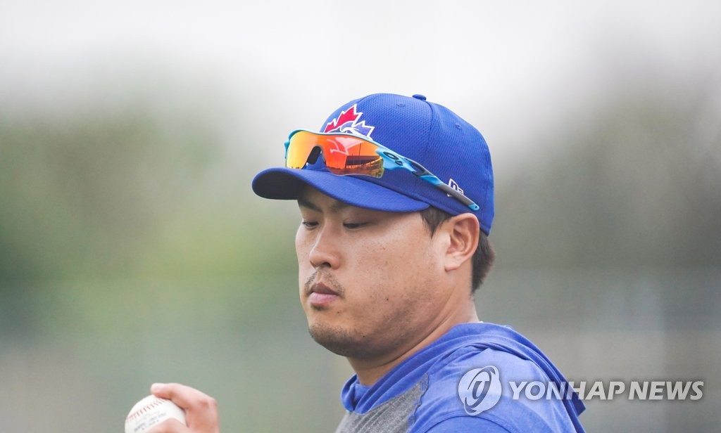 Ryu Hyun-jin of the Toronto Blue Jays checks his grip on the ball during practice at Player Development Complex, outside TD Ballpark, in Dunedin, Florida, on Feb. 20, 2020. (Yonhap)