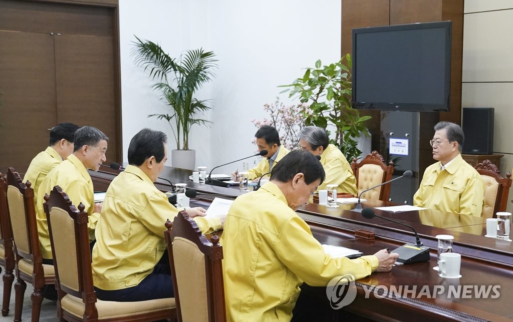 President Moon Jae-in (R) receives an emergency report from Prime Minister Chung Sye-kyun (3rd from L) on South Korea's response to COVID-19 at Cheong Wa Dae on Feb. 21, 2020, in this photo provided by Moon's office. (PHOTO NOT FOR SALE) (Yonhap)