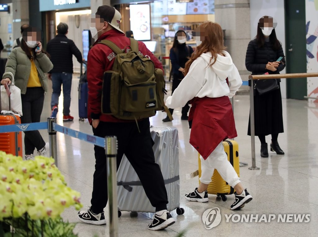 Newlyweds return home from Dubai on Feb. 26, 2020, after they were denied entry into Mauritius, their original honeymoon destination, as the island country off East Africa decided to bar South Koreans from entering its territory over new coronavirus concern. (Yonhap) 