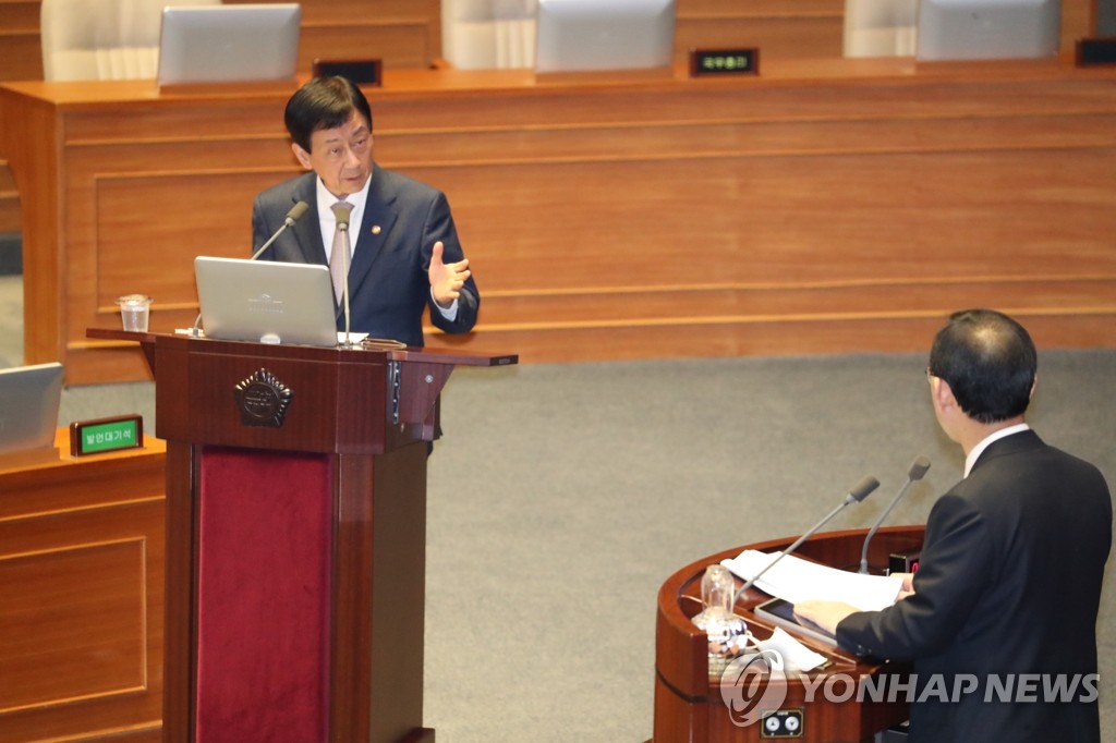 Interior and Safety Minister Chin Young (L) speaks at a parliamentary interpellation session over the new coronavirus on March 2, 2020. (Yonhap)