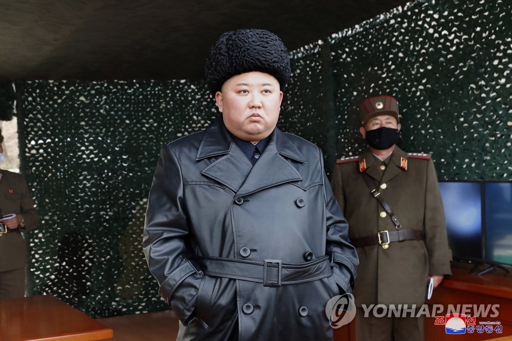 كوريا الشمالية : الزعيم الكوري الشمالي تفقد التدريبات العسكرية على إطلاق النار يوم أمس