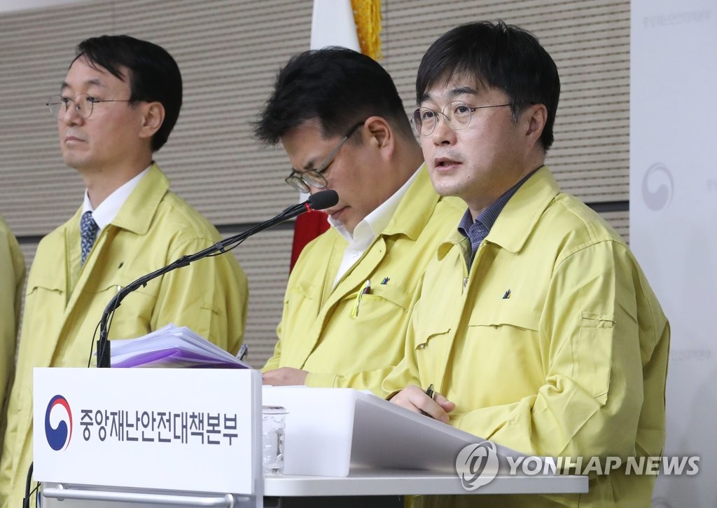 3月10日，中央应急处置本部防疫总括负责人尹泰皓（右）在例行记者会答问。韩联社