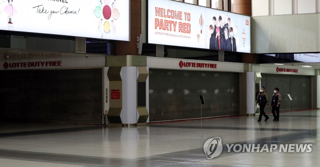 This photo, taken on March 12, 2020, shows a shuttered duty-free shop run by industry leader Lotte Duty Free at Gimpo International Airport in western Seoul as the company has decided to suspend the operation of the duty-free store for the time being due to the virus outbreak. (Yonhap)