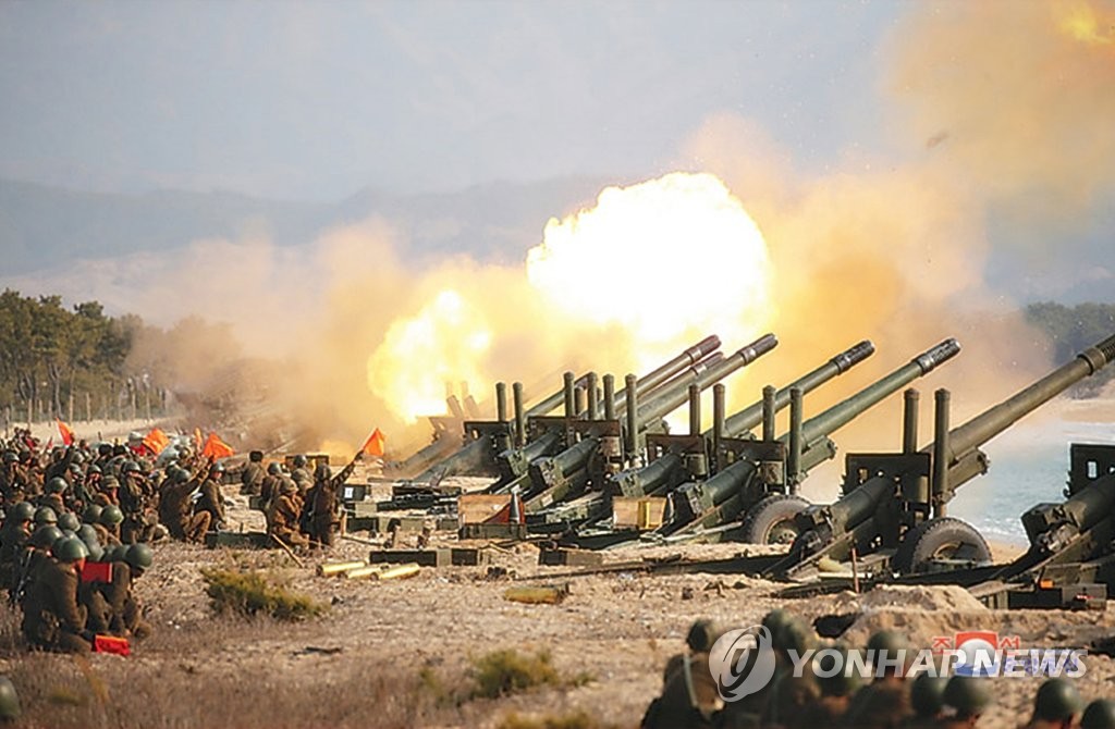 朝鮮中央通信は１３日、金委員長が１２日に軍砲兵部隊の「砲射撃対抗競技」を指導したと伝えた。中央通信のホームページに掲載された写真＝（聯合ニュース）≪転載・転用禁止≫　