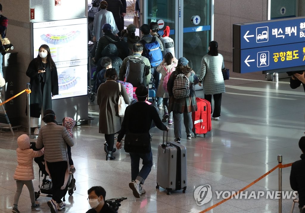 Korean nationals who were evacuated from Iran aboard a government chartered flight arrive in Incheon International Airport, west of Seoul, on March 19, 2020 (Yonhap) 
