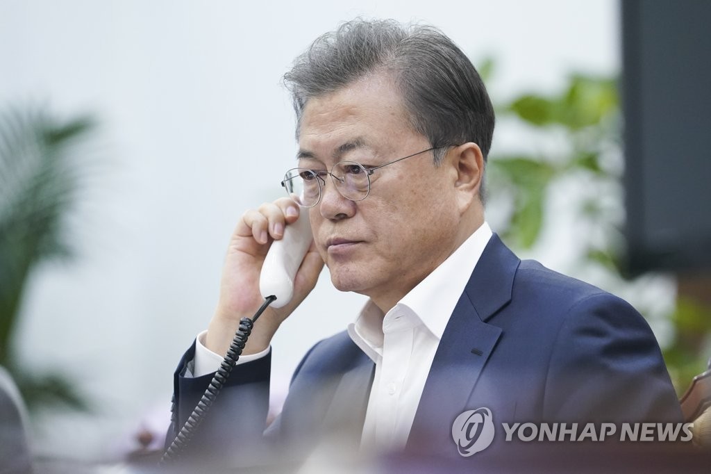 South Korean President Moon Jae-in speaks by telephone with Swedish Prime Minister Stefan Lofven on March 20, 2020 in this photo provided by Cheong Wa Dae. (PHOTO NOT FOR SALE) (Yonhap) 