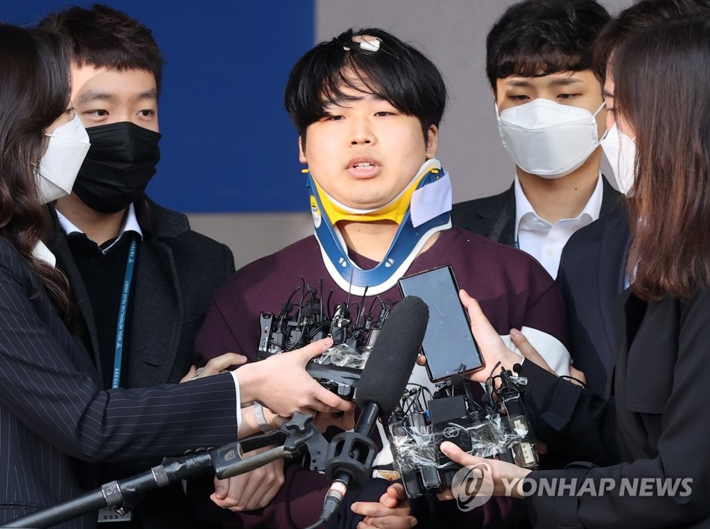 Cho Ju-bin, accusé d'avoir fait chanter des femmes et de les avoir filmées en train de commettre des actes sexuels, répond le mercredi 25 mars 2020 aux questions des journalistes devant le commissariat de police de Jongno avant d'être transféré au Parquet.