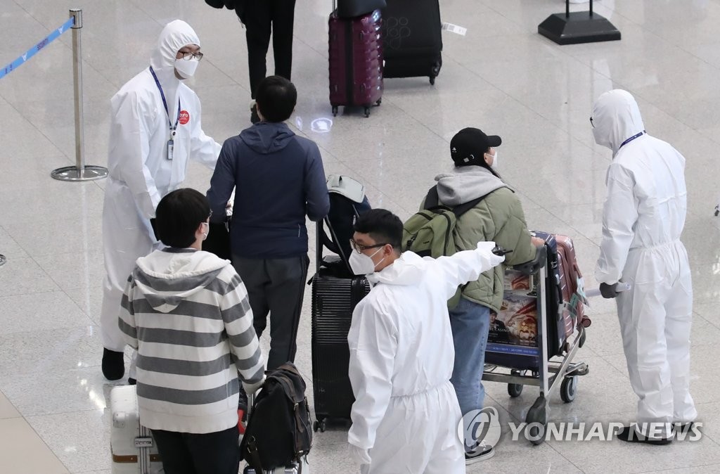 Health authorities guide passengers arriving from London and Frankfurt at Incheon International Airport, west of Seoul, on March 29, 2020. (Yonhap)