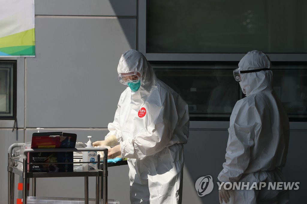 This photo, taken on April 5, 2020, shows medical workers at St. Mary's Hospital in Uijeongbu, north of Seoul. (Yonhap)