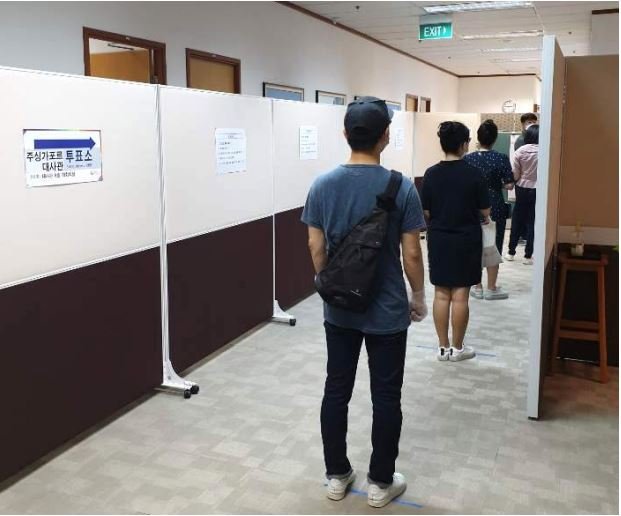 Hit by coronavirus, overseas voter turnout at record-low