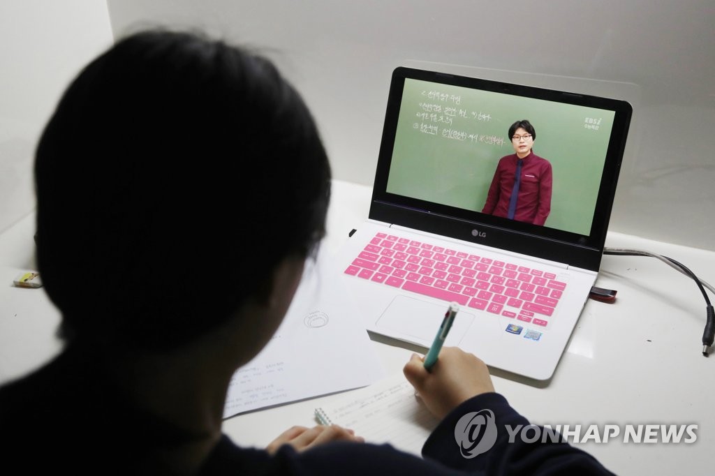 Seo Chae-yeon, a senior at Seoul Girls High School in the western district of Mapo, prepares for the new school year by taking online lectures at home on April 8, 2020. (Yonhap)