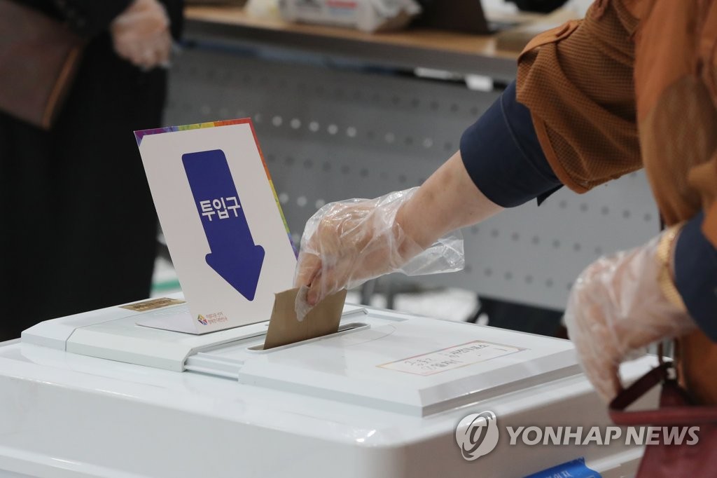 (LEAD) S. Korean voters hit polls in parliamentary elections amid coronavirus outbreak