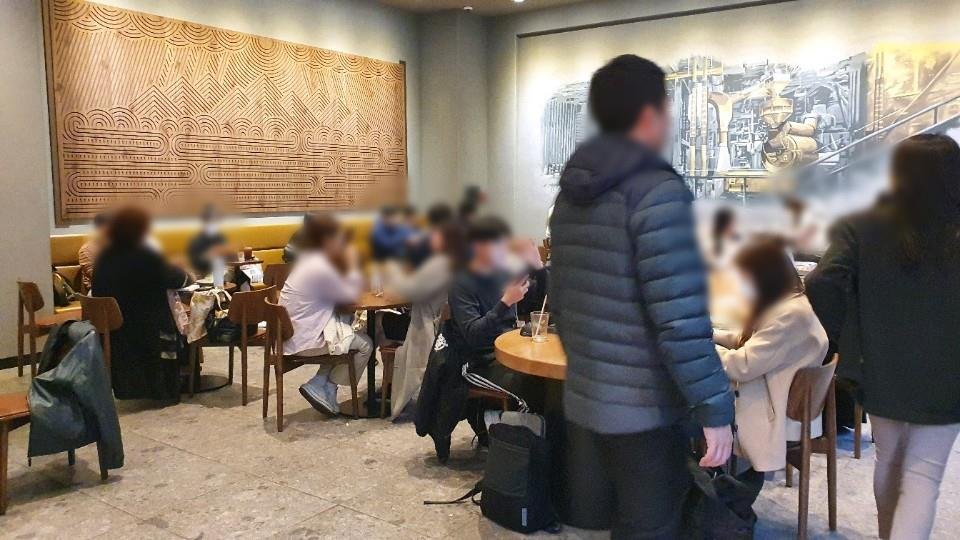 This photo, taken on April 13, 2020, shows people at a cafe in the southwestern Seoul ward of Gwanak. Most of the customers are not wearing masks. (Yonhap)