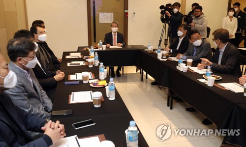 Chung Un-chan (C), commissioner of the Korea Baseball Organization, chairs a board of governors meeting with club presidents at a convention center in Seoul on April 21, 2020. (Yonhap)