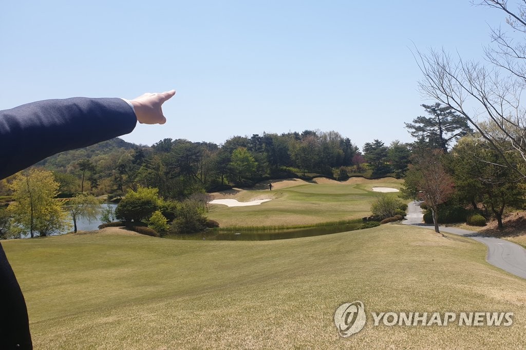 This photo provided by a reader on April 24, 2020, shows a golf course in Damyang, 350 kilometers south of Seoul, where a female caddie has been injured by a stray bullet fired from a nearby military shooting range. (PHOTO NOT FOR SALE) (Yonhap)