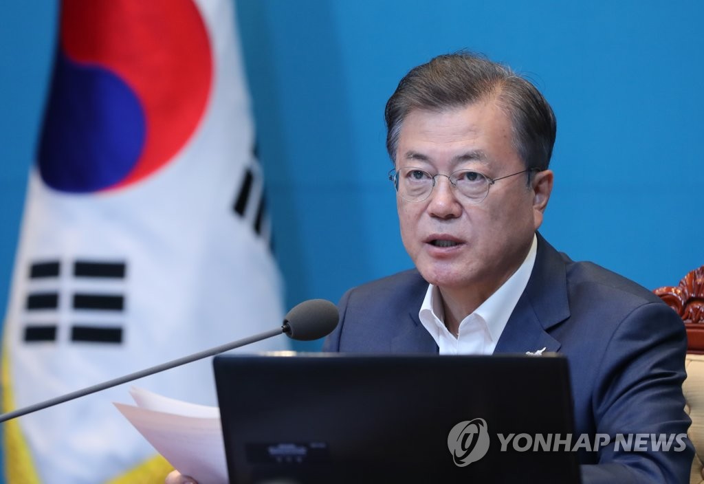 President Moon Jae-in speaks at a meeting with his senior aides at Cheong Wa Dae in Seoul on April 27, 2020. (Yonhap)